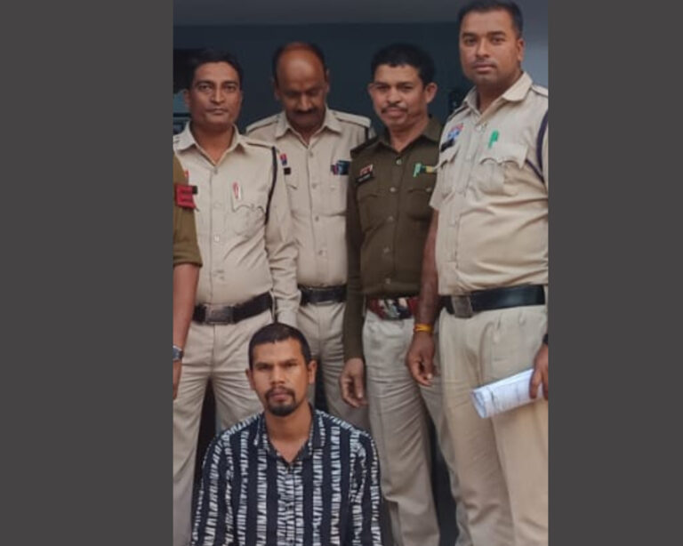 आरोपी के साथ पुलिस