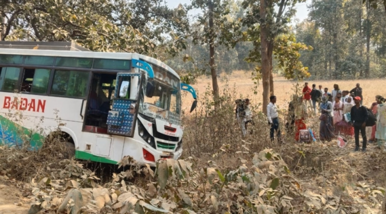 घटना स्थल पर बस